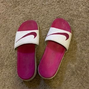 Pink Nike slides , not feeling the shoes anymore